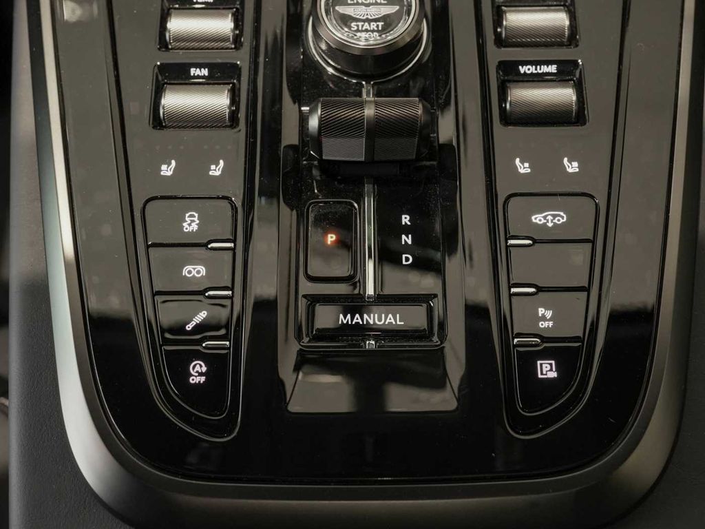 Aston Martin DBX 2025