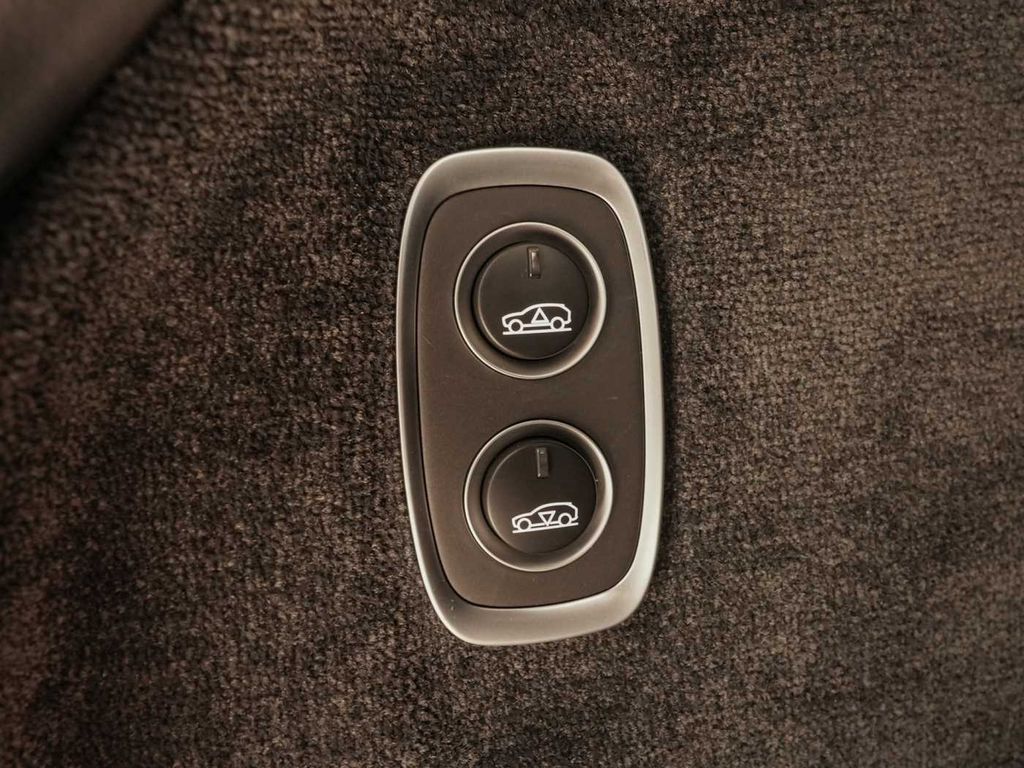 Aston Martin DBX 2025