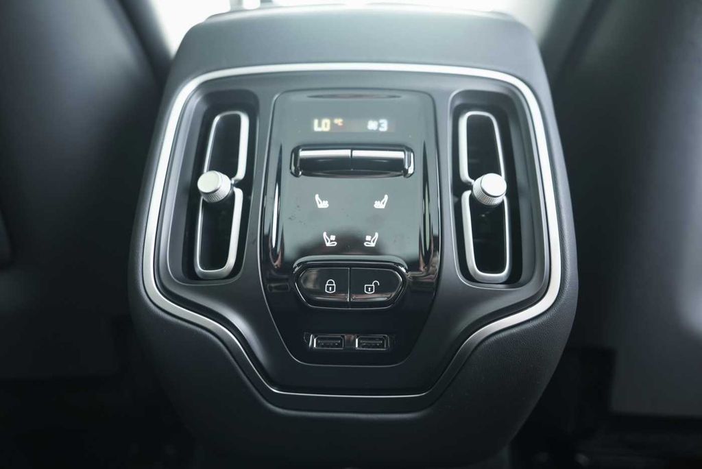 Aston Martin DBX 2024