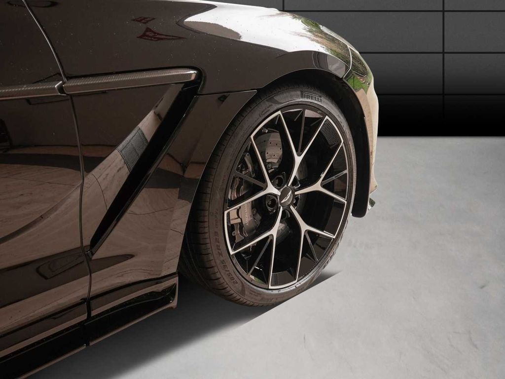 Aston Martin DBX 2025