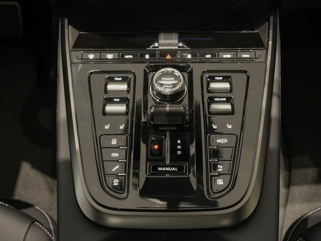 Aston Martin DBX 2025