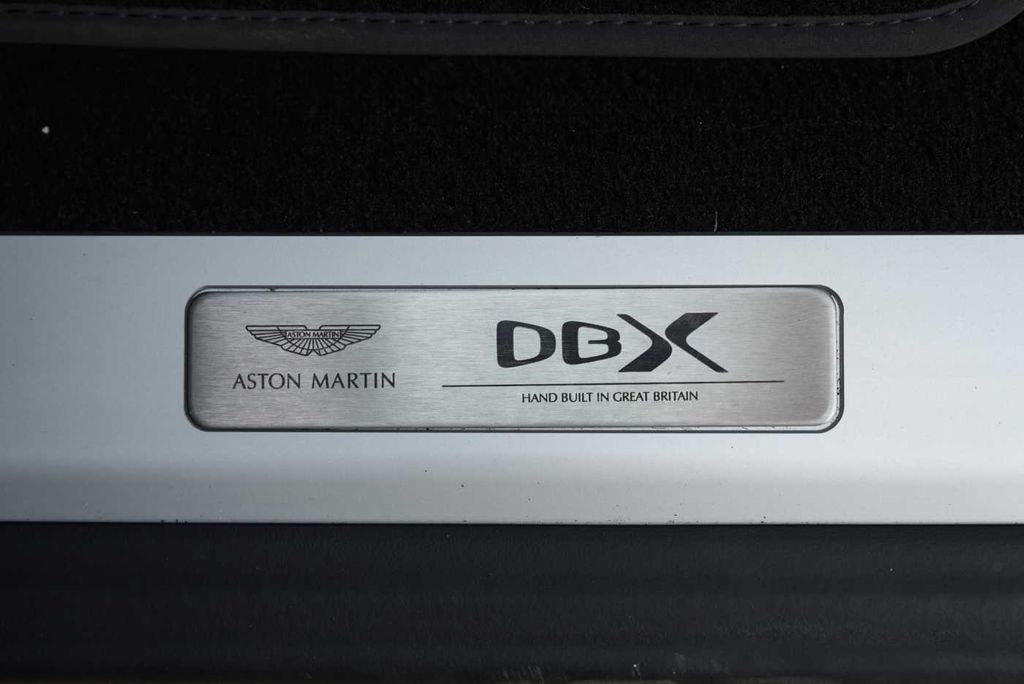 Aston Martin DBX 2024