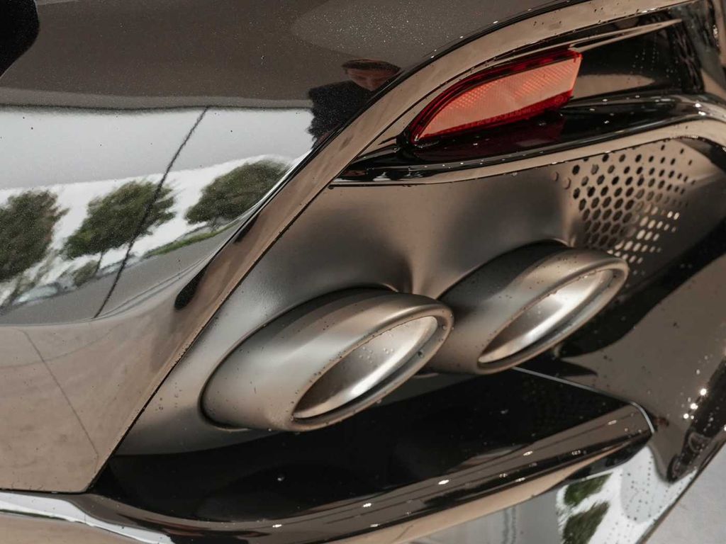Aston Martin DBX 2025