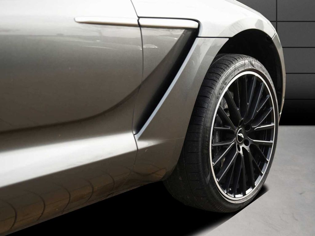 Aston Martin DBX 2024