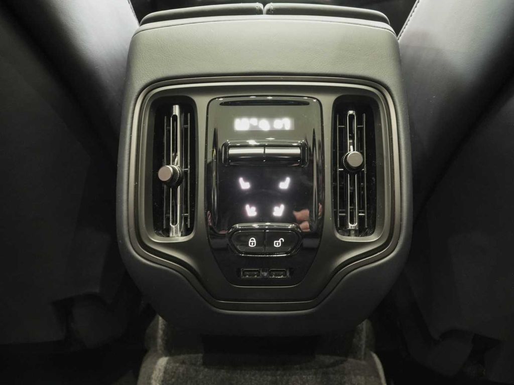 Aston Martin DBX 2025