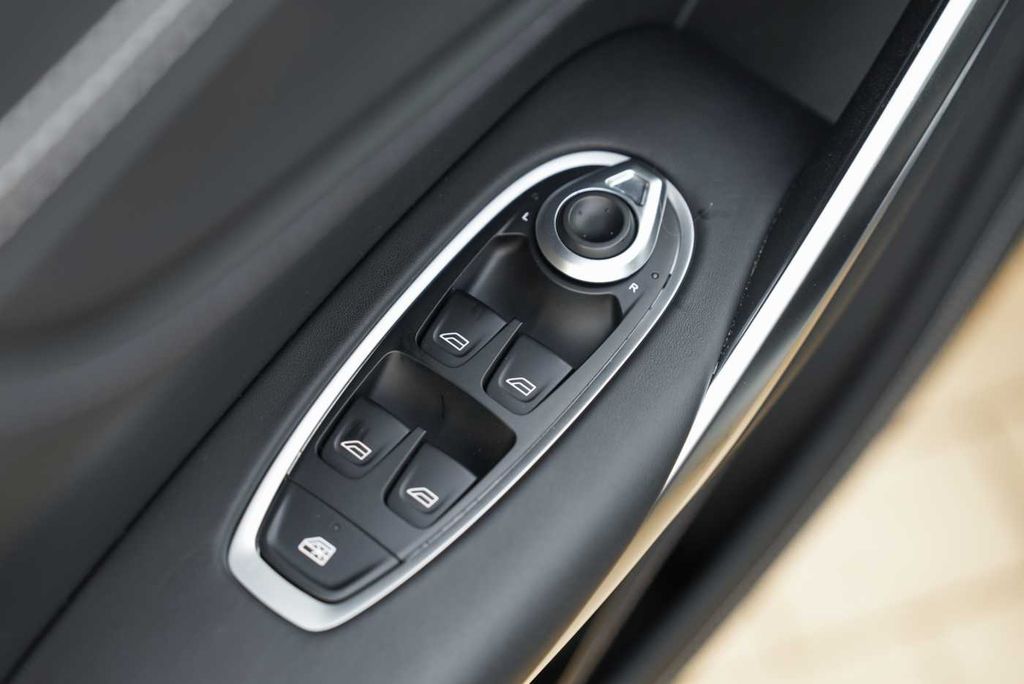 Aston Martin DBX 2024