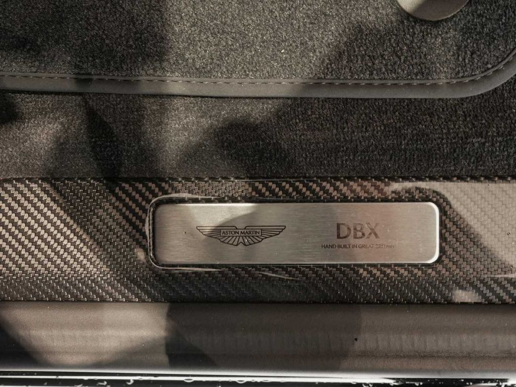 Aston Martin DBX 2025