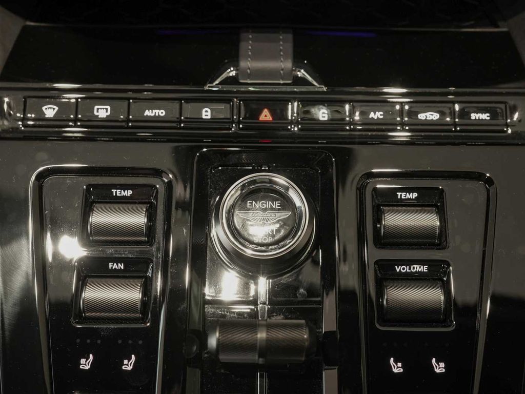 Aston Martin DBX 2025