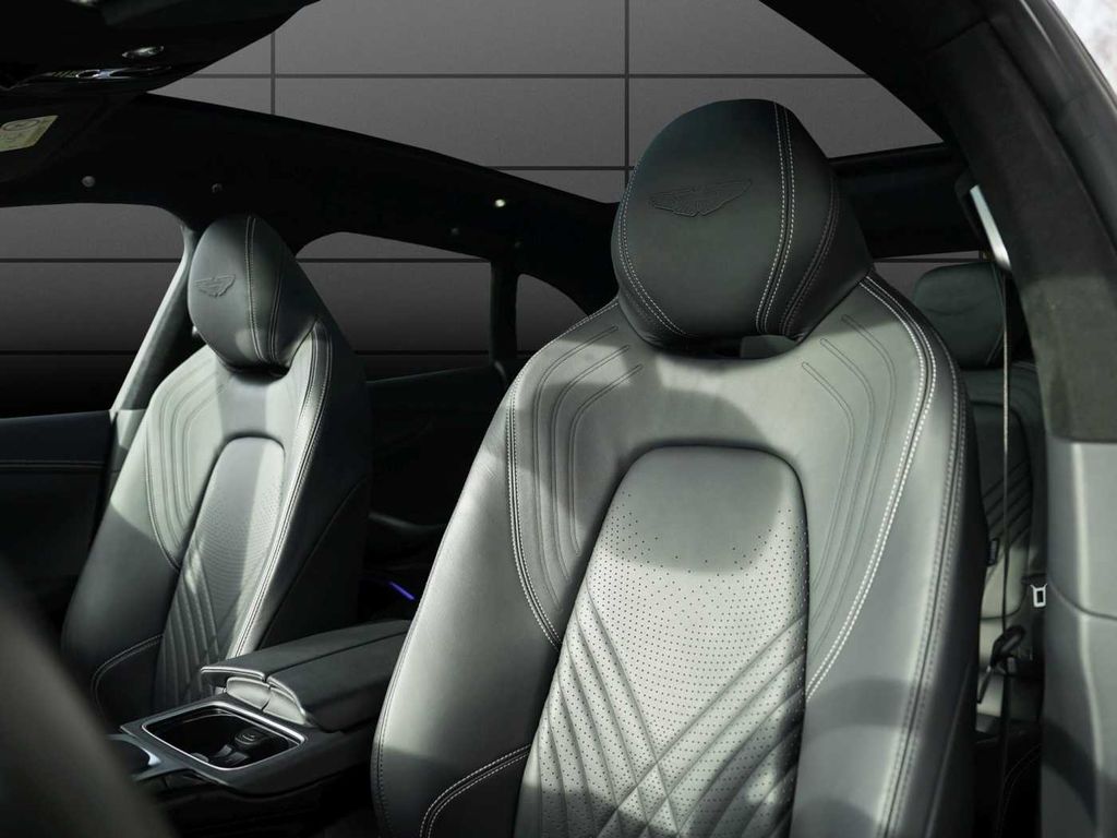 Aston Martin DBX 2024