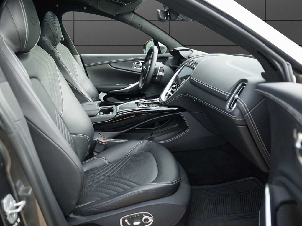Aston Martin DBX 2024