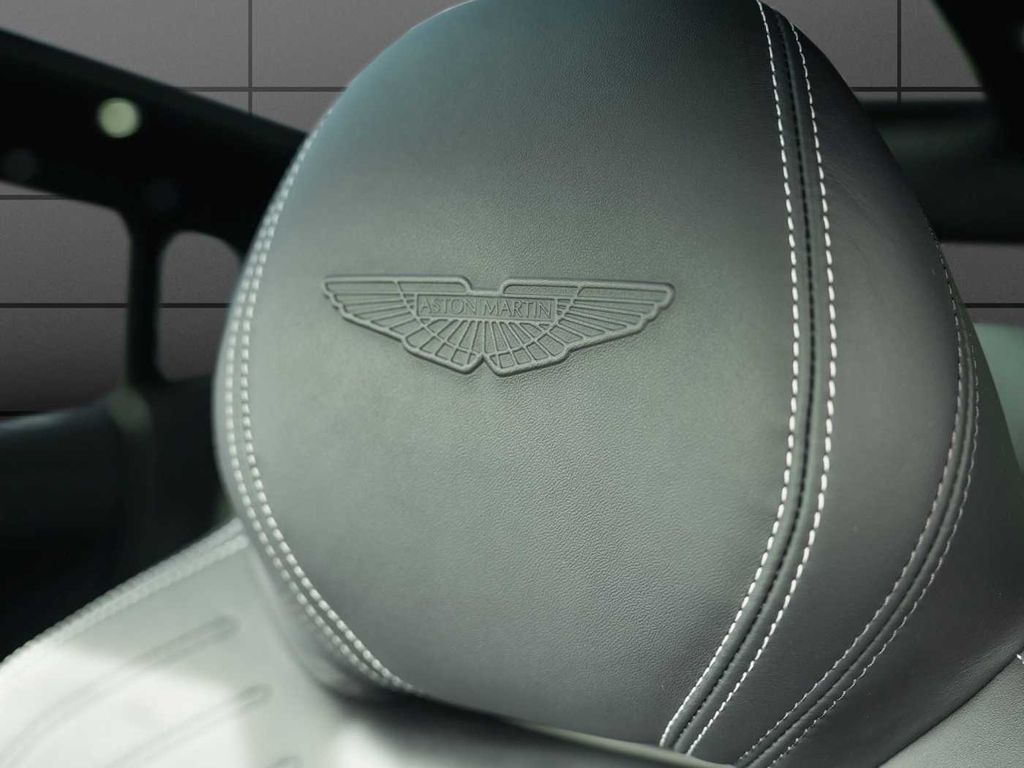 Aston Martin DBX 2024