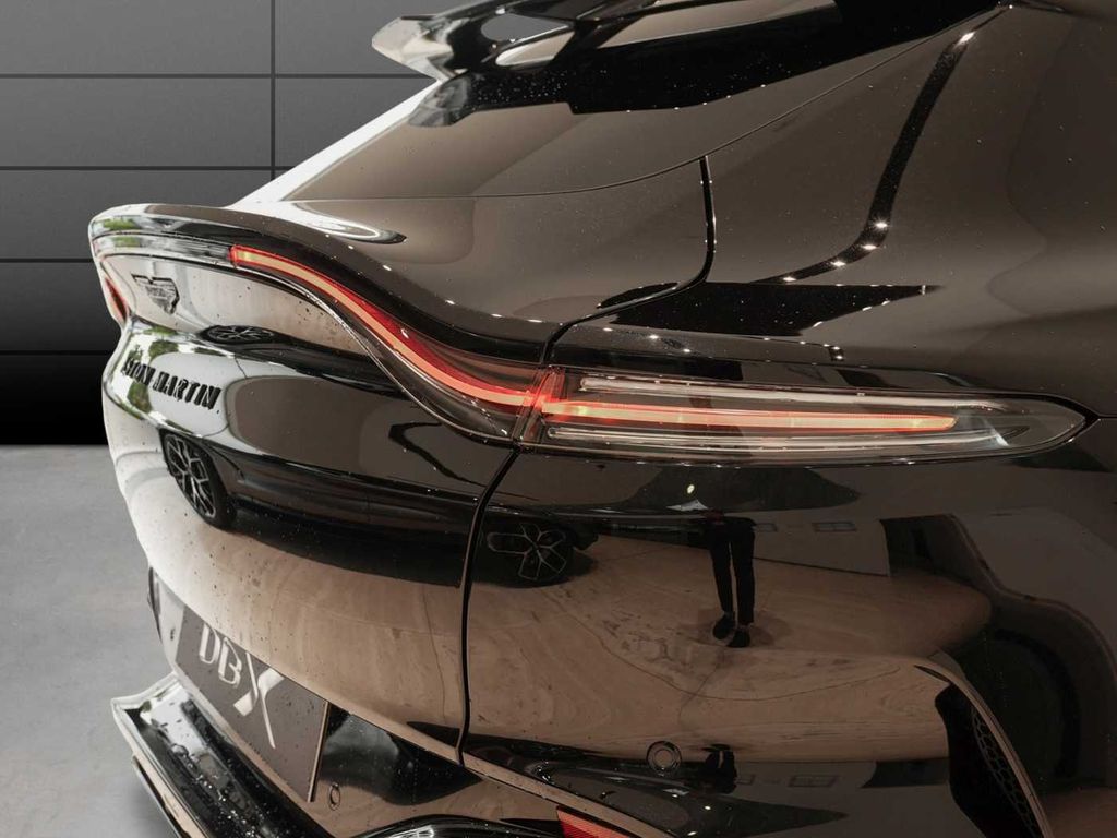 Aston Martin DBX 2025
