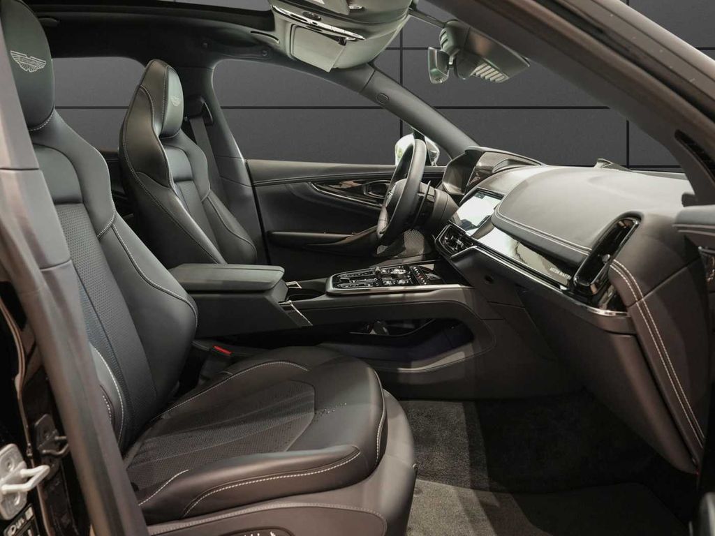 Aston Martin DBX 2025