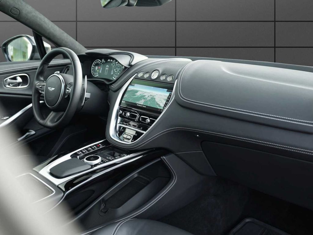 Aston Martin DBX 2024