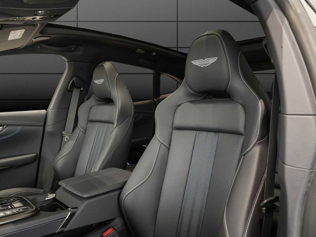 Aston Martin DBX 2025