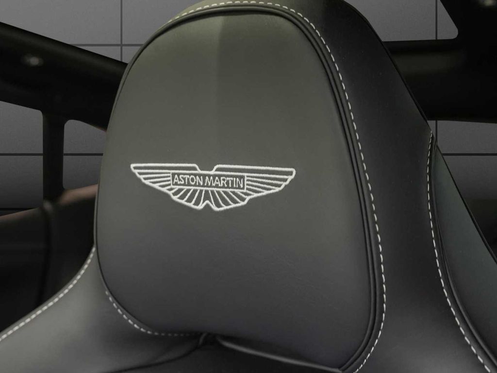 Aston Martin DBX 2025