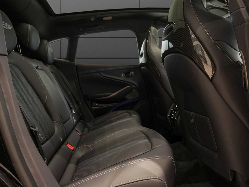 Aston Martin DBX 2025