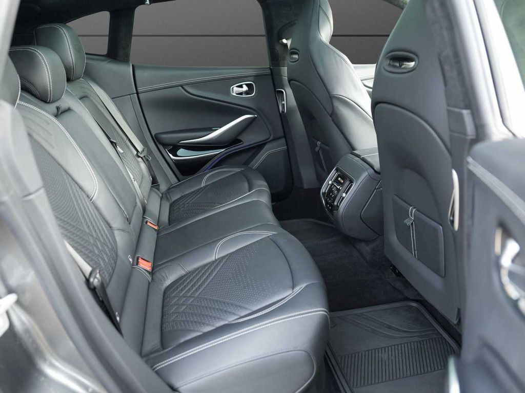 Aston Martin DBX 2024