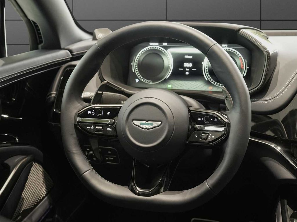 Aston Martin DBX 2025