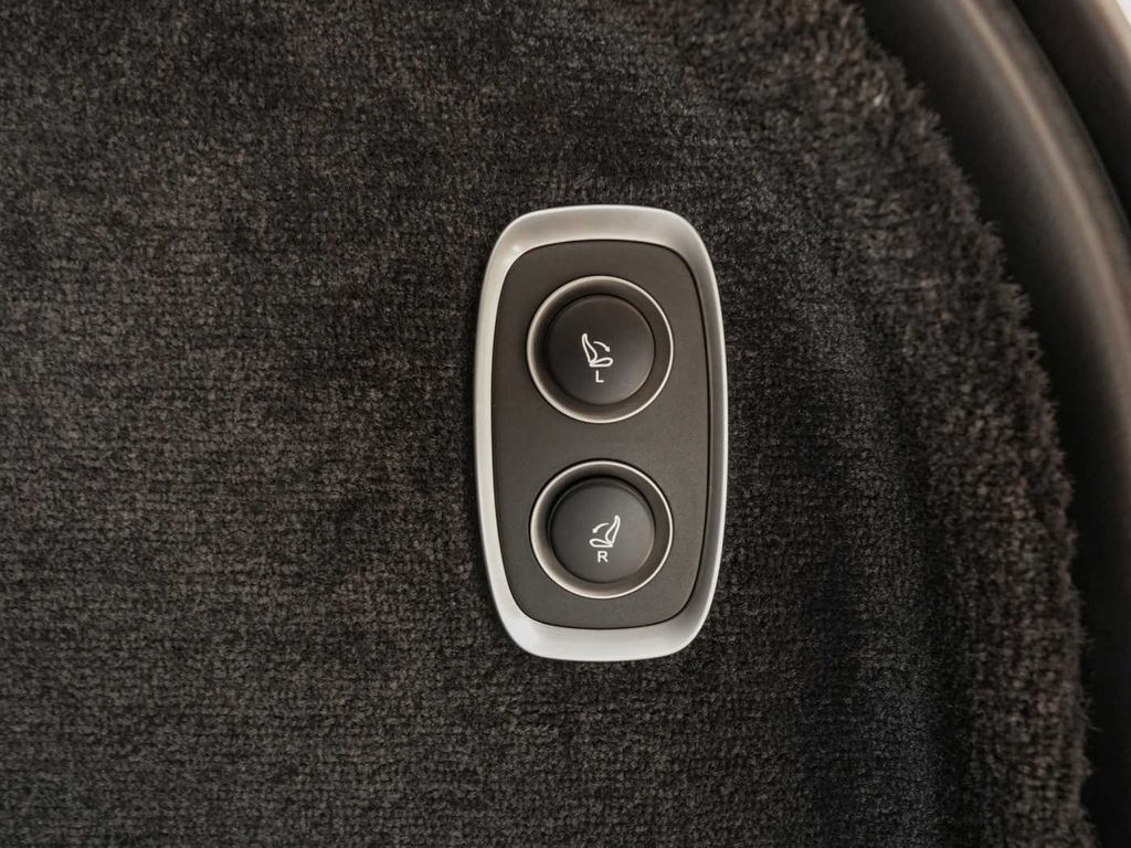 Aston Martin DBX 2025