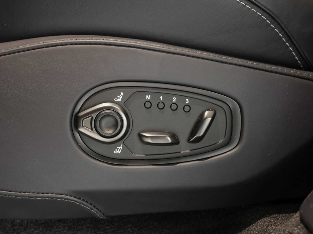 Aston Martin DBX 2025