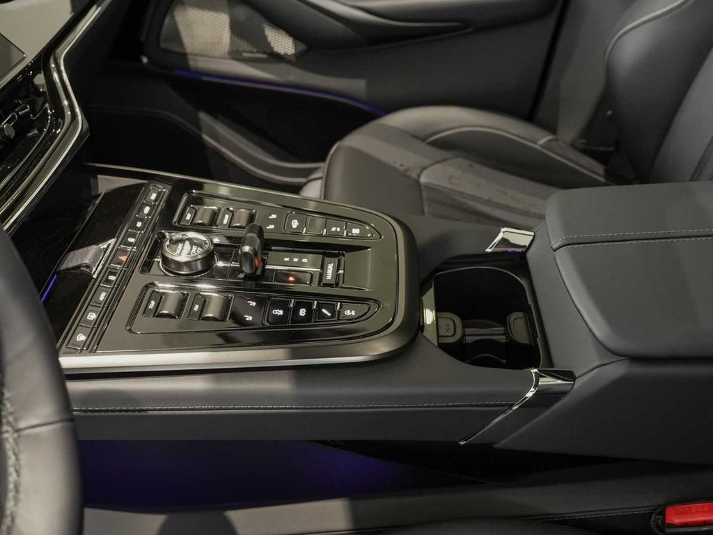 Aston Martin DBX 2025