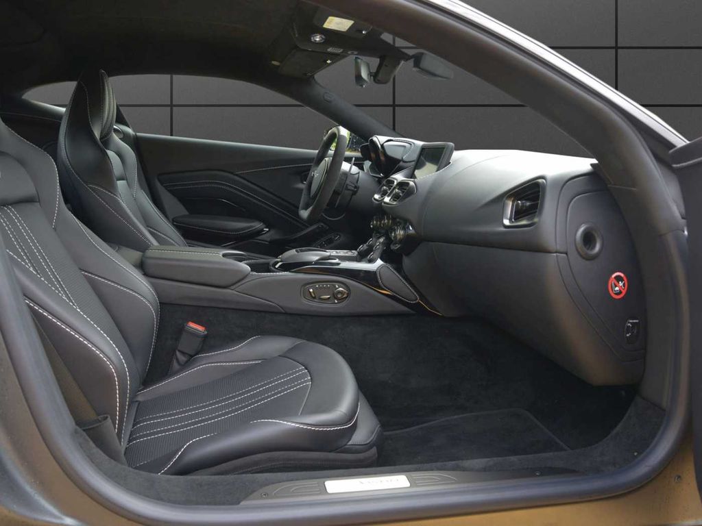 Aston Martin V8 Vantage 2024