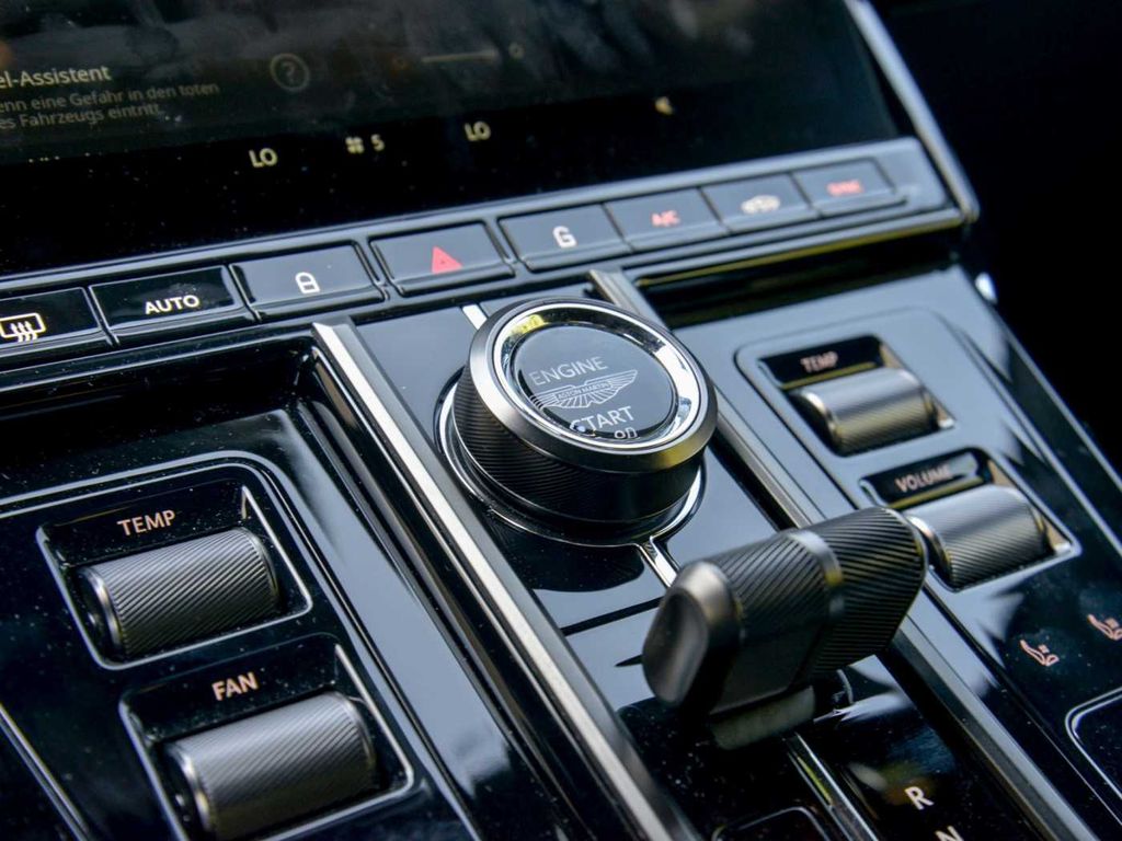 Aston Martin V8 Vantage 2024