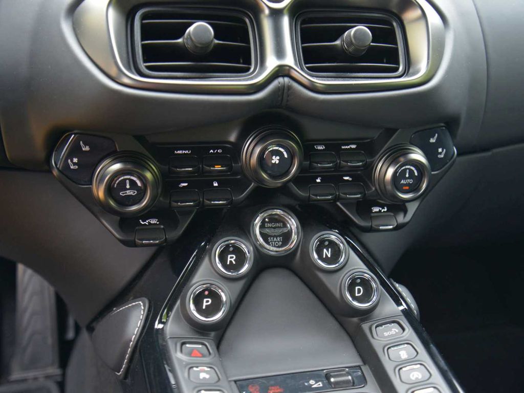 Aston Martin V8 Vantage 2024