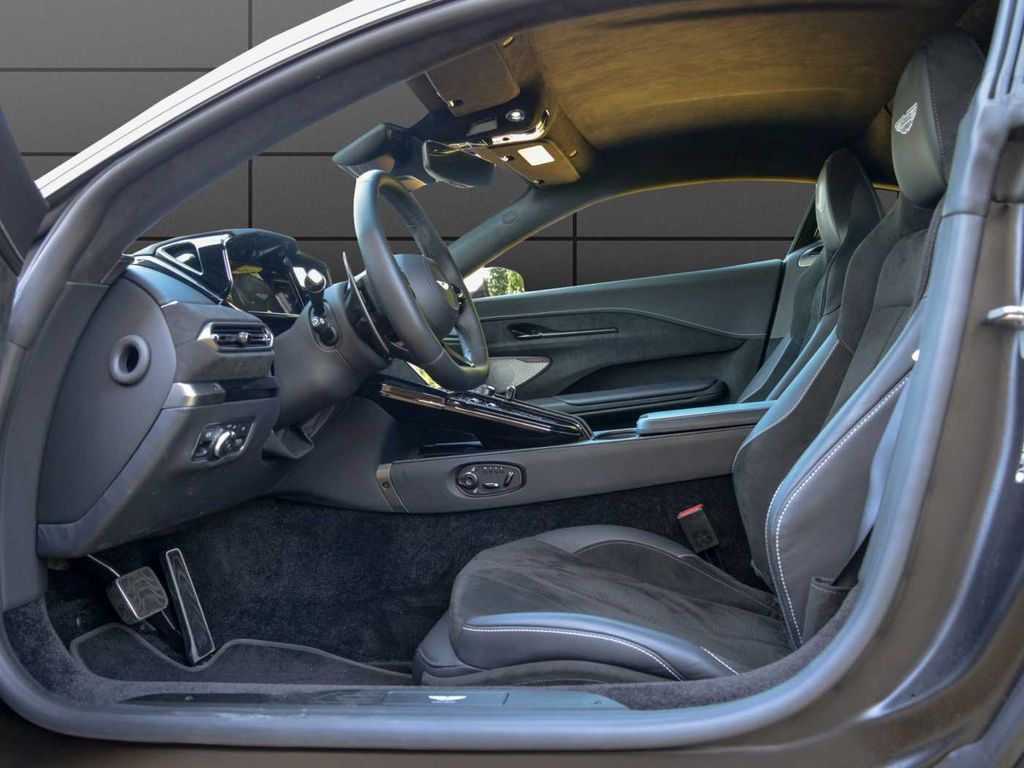 Aston Martin V8 Vantage 2024