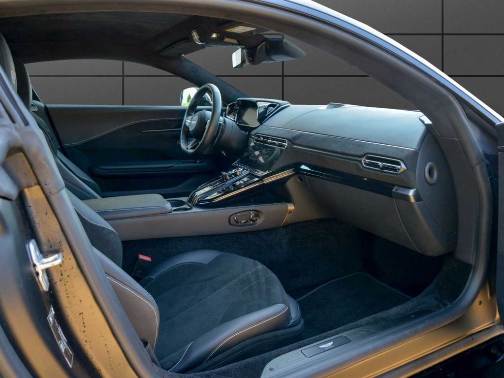 Aston Martin V8 Vantage 2024