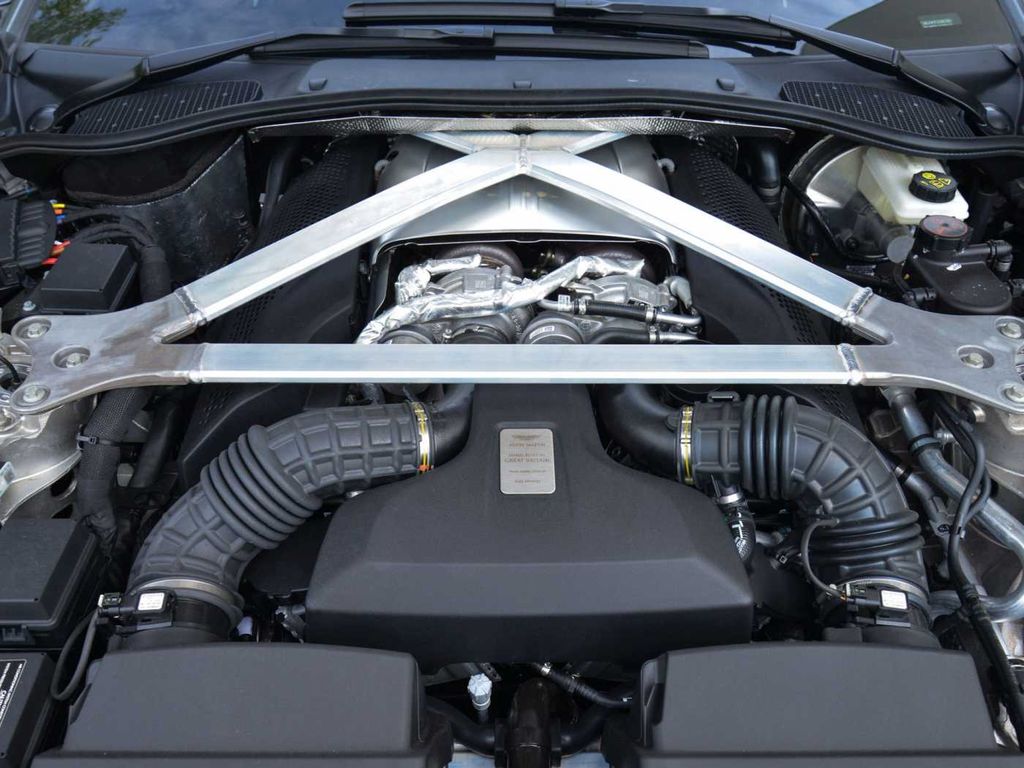 Aston Martin V8 Vantage 2024