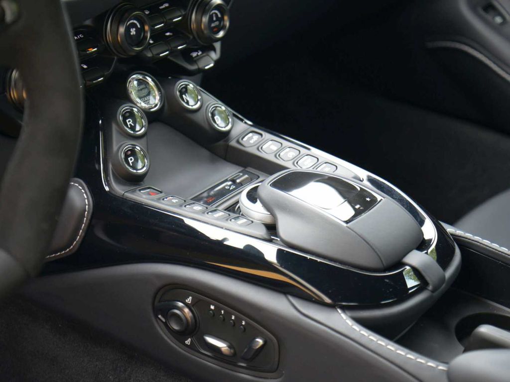 Aston Martin V8 Vantage 2024
