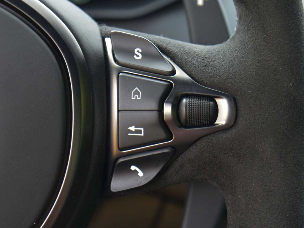 Aston Martin V8 Vantage 2024