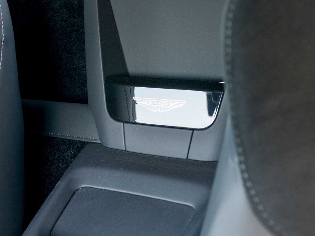 Aston Martin V8 Vantage 2024