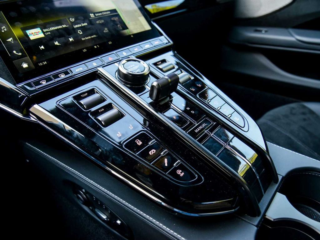 Aston Martin V8 Vantage 2024