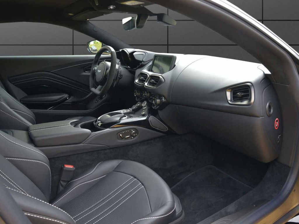 Aston Martin V8 Vantage 2024