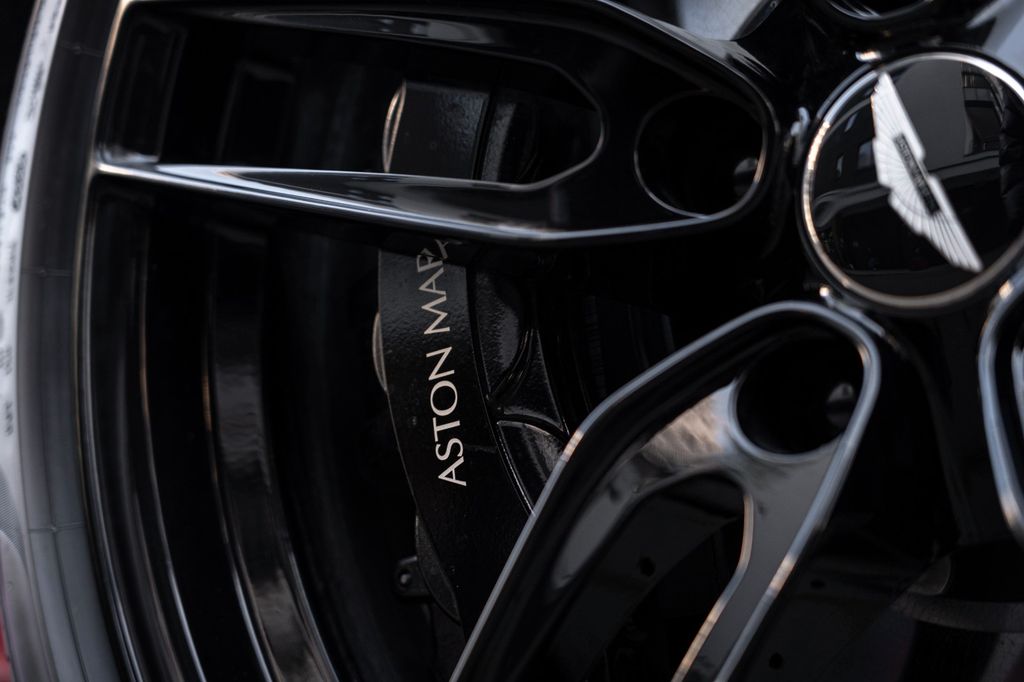 Aston Martin DBS 2023