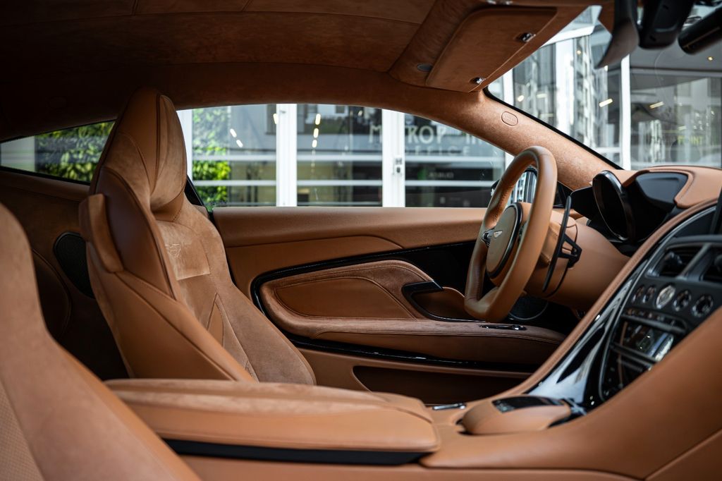 Aston Martin DBS 2023