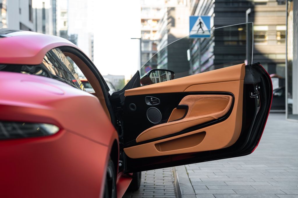 Aston Martin DBS 2023