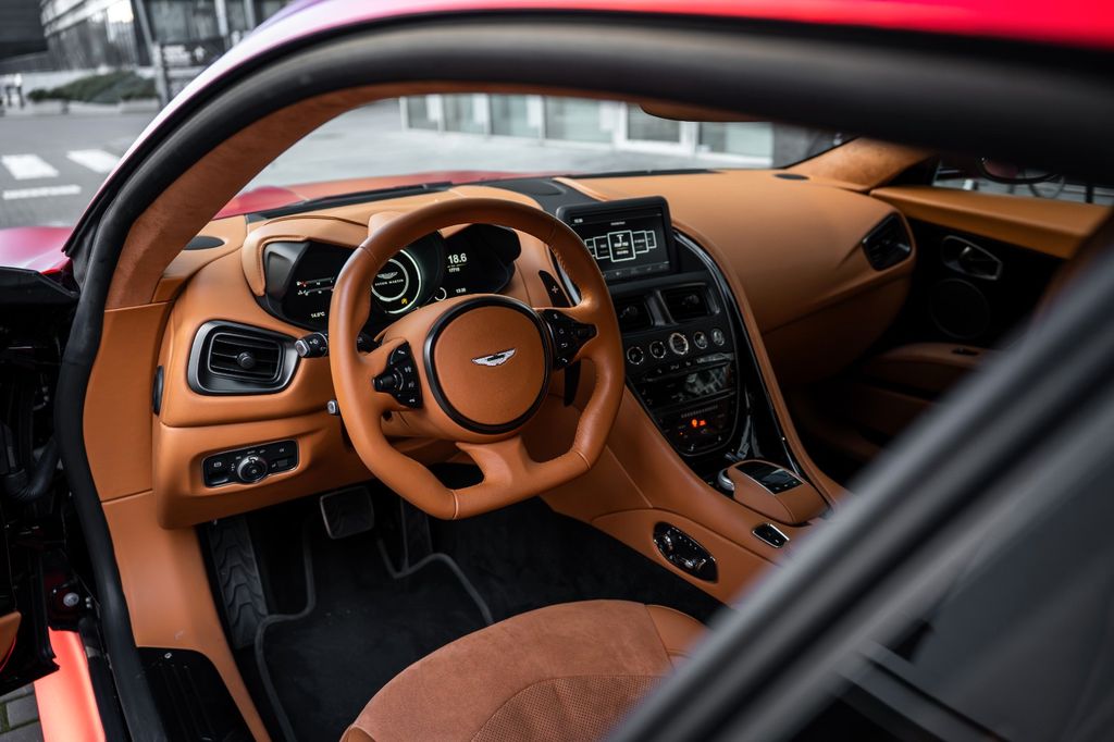 Aston Martin DBS 2023