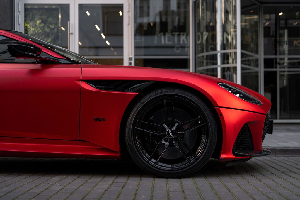 Aston Martin DBS 2023