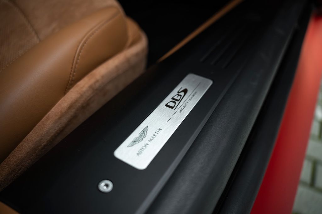 Aston Martin DBS 2023