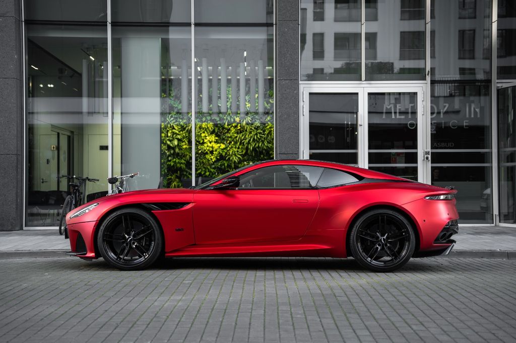 Aston Martin DBS 2023