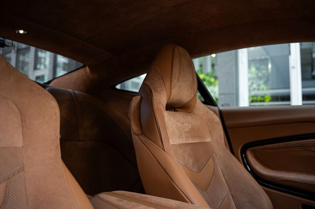 Aston Martin DBS 2023