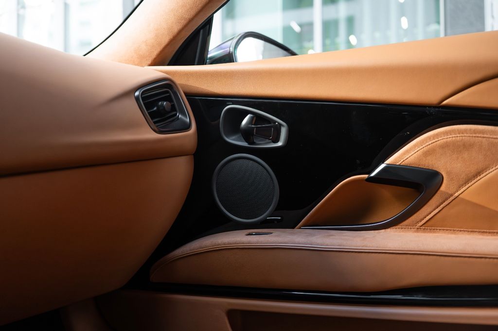 Aston Martin DBS 2023