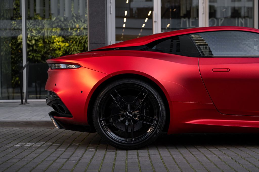 Aston Martin DBS 2023
