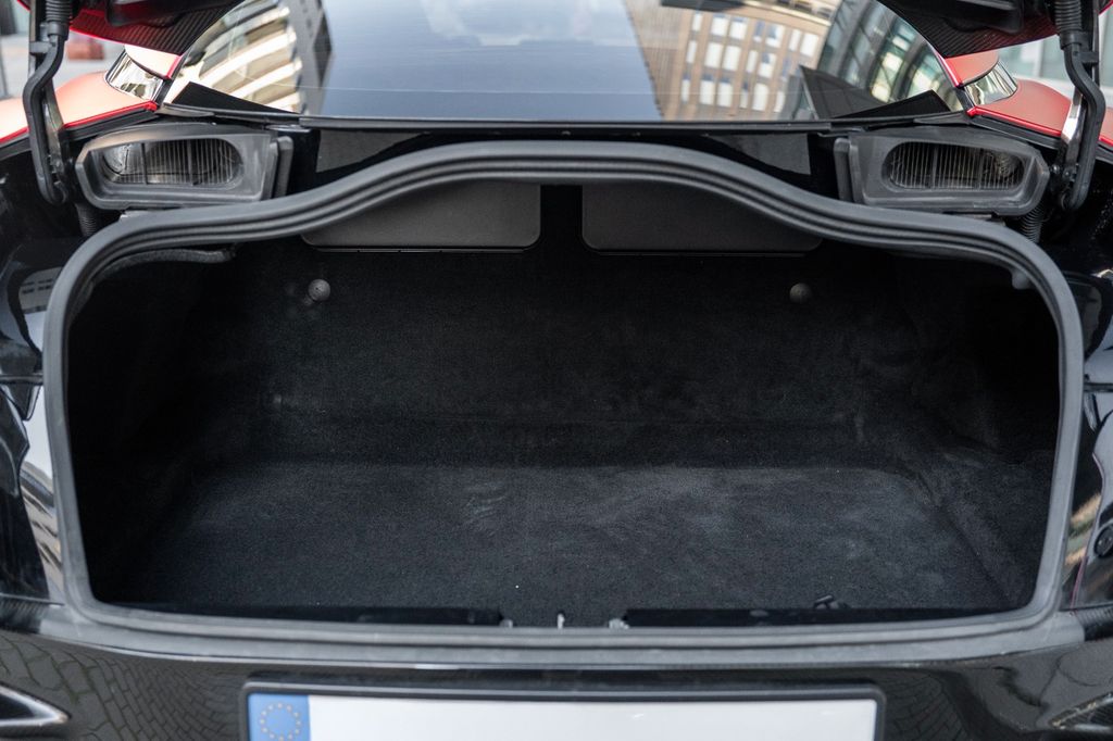 Aston Martin DBS 2023