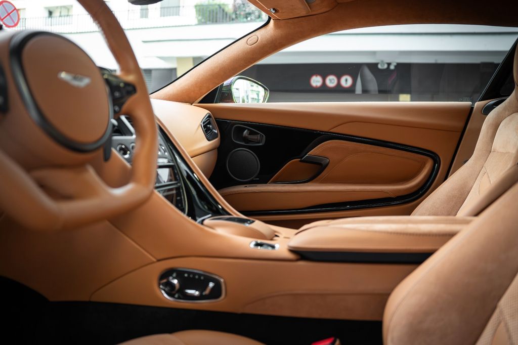 Aston Martin DBS 2023