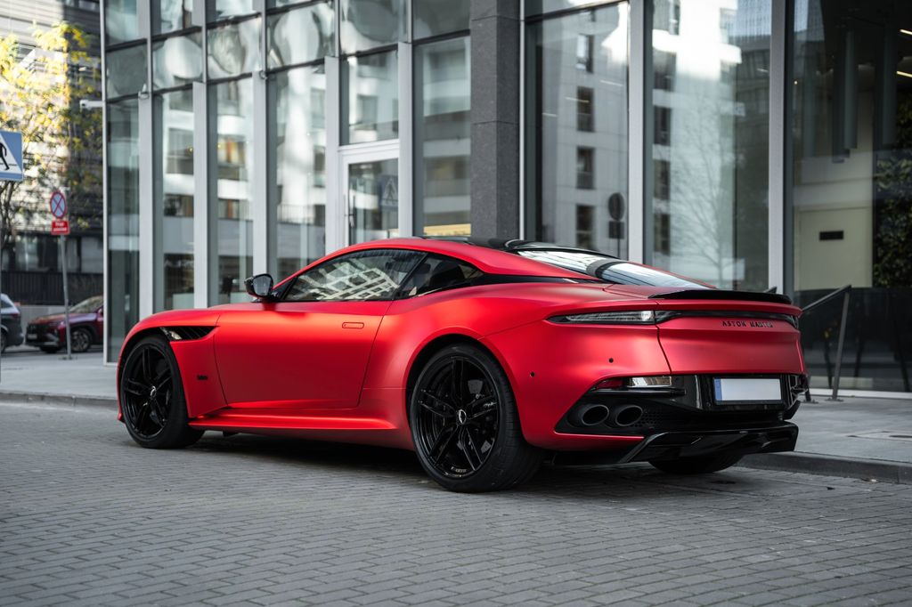 Aston Martin DBS 2023